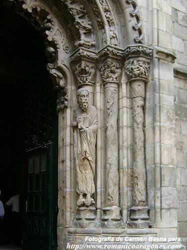 DETALLE DE LAS COLUMNAS ESTATUA. PUERTA NORTE